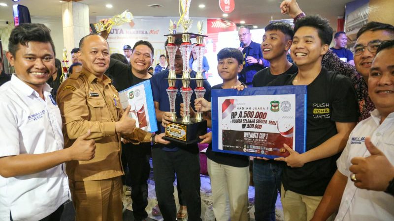 Wali Kota Wesly Silalahi SH MKn Diwakili Asisten Bidang Pemerintahan dan Kesra Serahkan Piala Wali Kota Cup I Festival Band Rohani Tingkat Kota Pematangsiantar