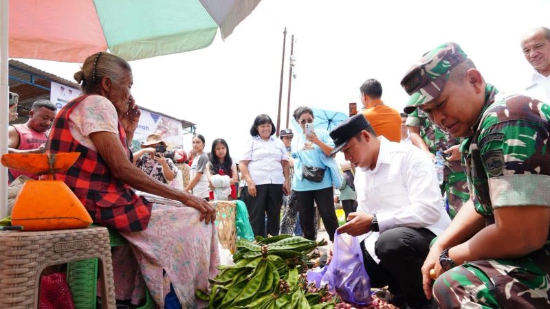 ‎Tekan Inflasi dan Jaga Stabilitas Harga, Bupati Taput Buka Gerakan Pangan Murah di Pasar Tarutung