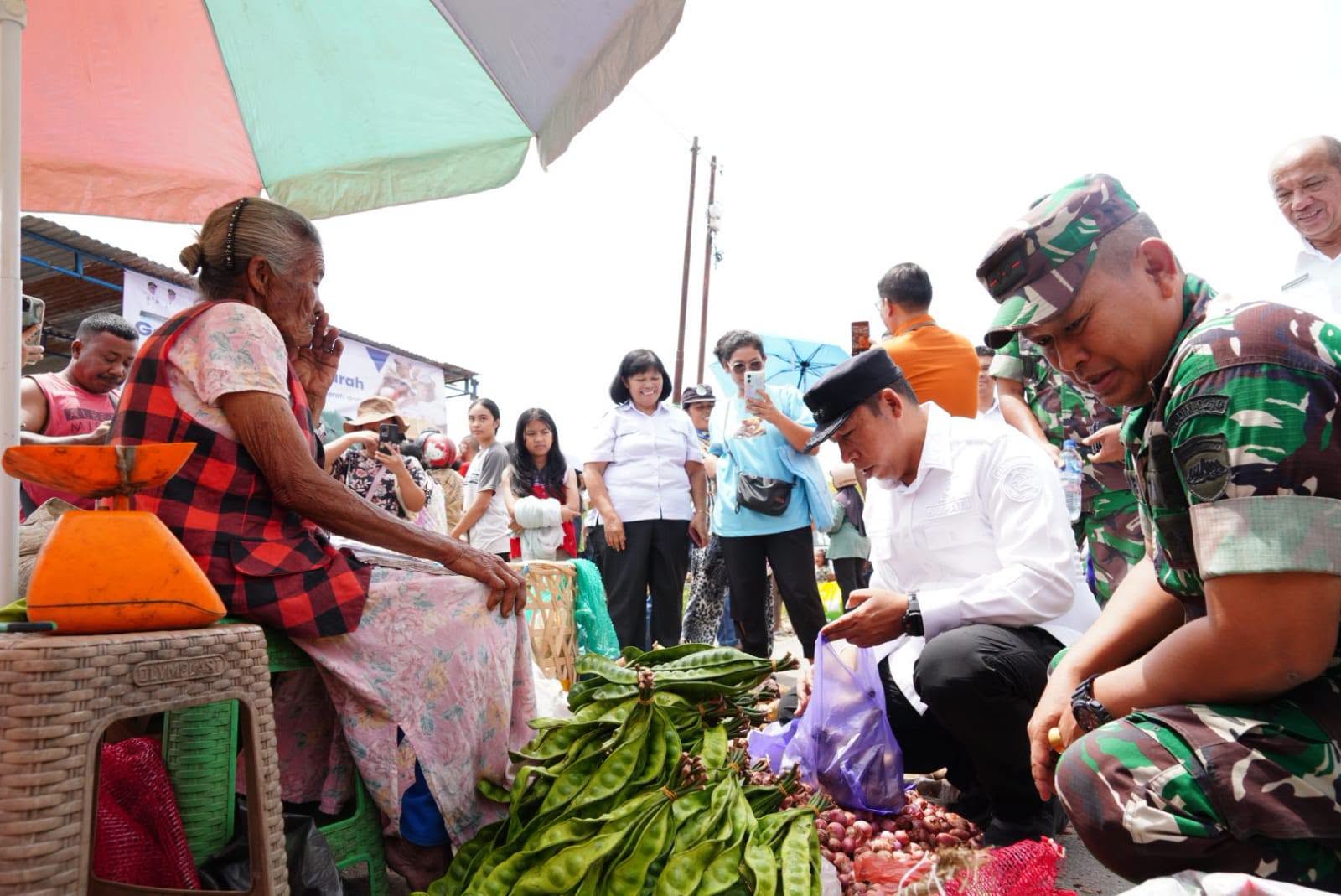 ‎Tekan Inflasi dan Jaga Stabilitas Harga, Bupati Taput Buka Gerakan Pangan Murah di Pasar Tarutung