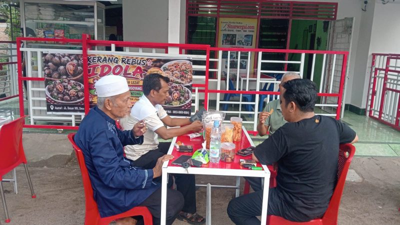 Kabag Kesra Setdakab Sergai Bincang-Bincang Dengan Tokoh Agama di Warung Kerang Rebus Idola