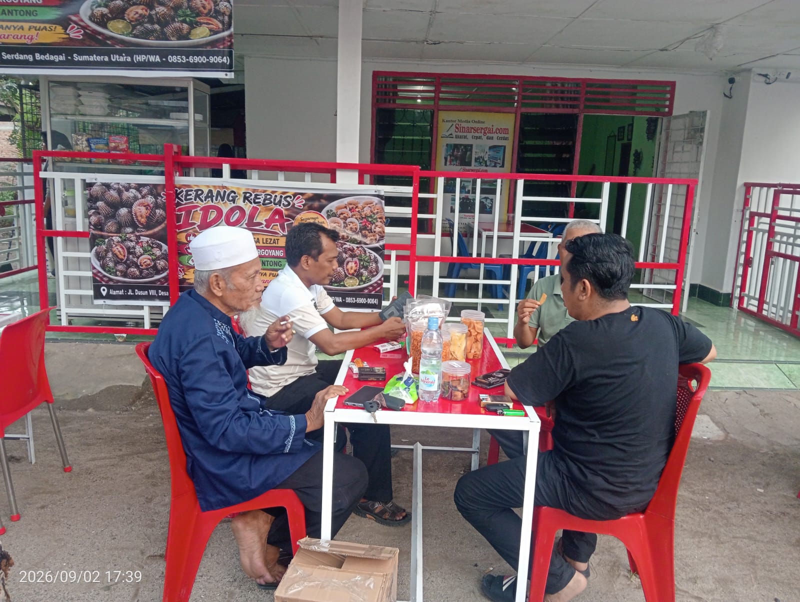 Kabag Kesra Setdakab Sergai Bincang-Bincang Dengan Tokoh Agama di Warung Kerang Rebus Idola