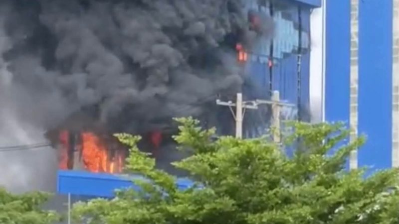 Kebakaran Hebat Melanda Pabrik Sabun PT EVYAP di Kawasan KEK Sei Mangkei