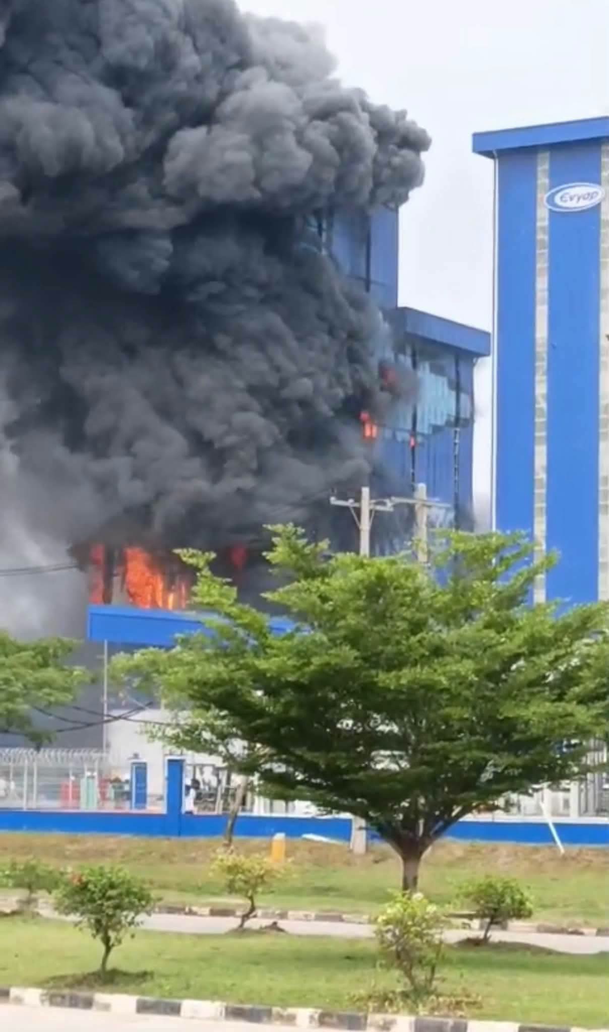 Kebakaran Hebat Melanda Pabrik Sabun PT EVYAP di Kawasan KEK Sei Mangkei