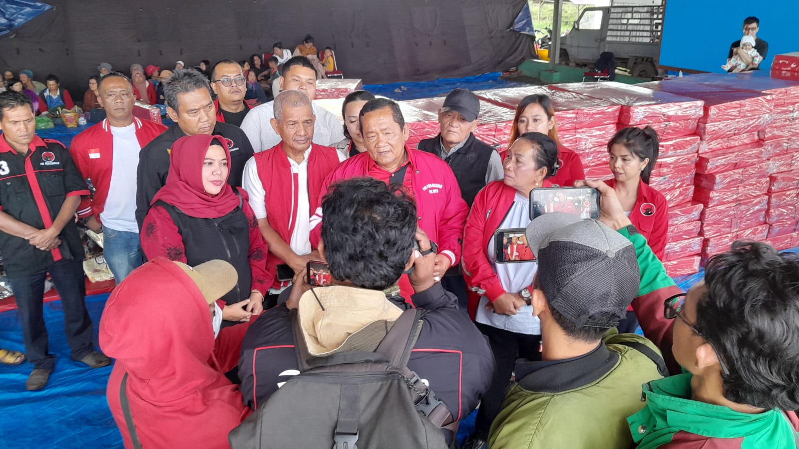 Bawa Ratusan Logistik Pengungsi Sinabung, Rapidin Simbolon Tegaskan PDI Perjuangan Hadir di Tengah Rakyat