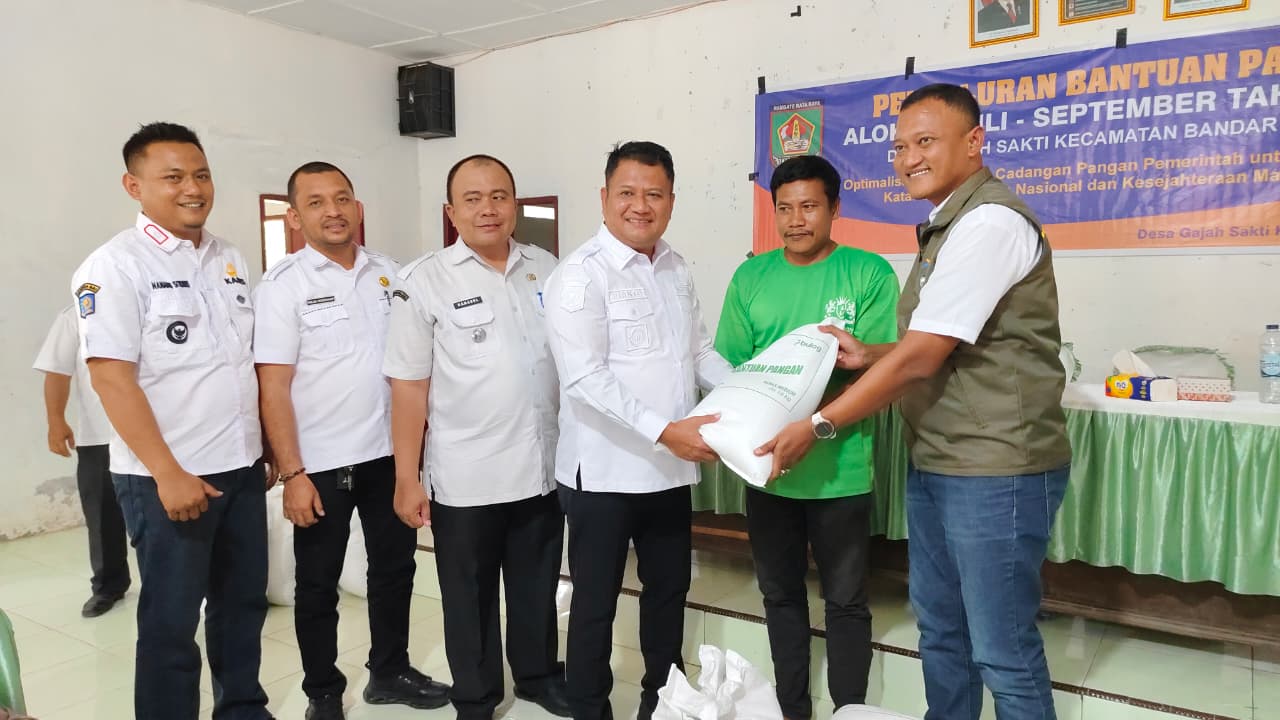 Wakil Bupati Asahan Salurkan Bantuan Beras Di Kecamatan Bandar Pulau