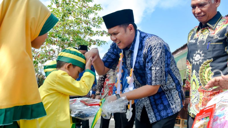 Wabup Adlin Tambunan Serahkan 1.036 Paket Bantuan Perlengkapan Sekolah di Sei Rampah