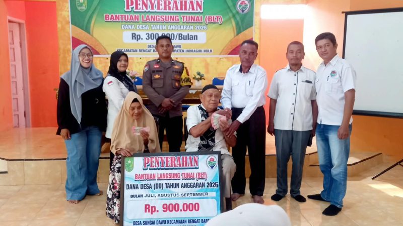 Dua Program Prioritas Menyetuh Langsung Dirasakan Warga, Kades Sungai Dawu Inhu Serahkan BLT dan Giat PKTD 