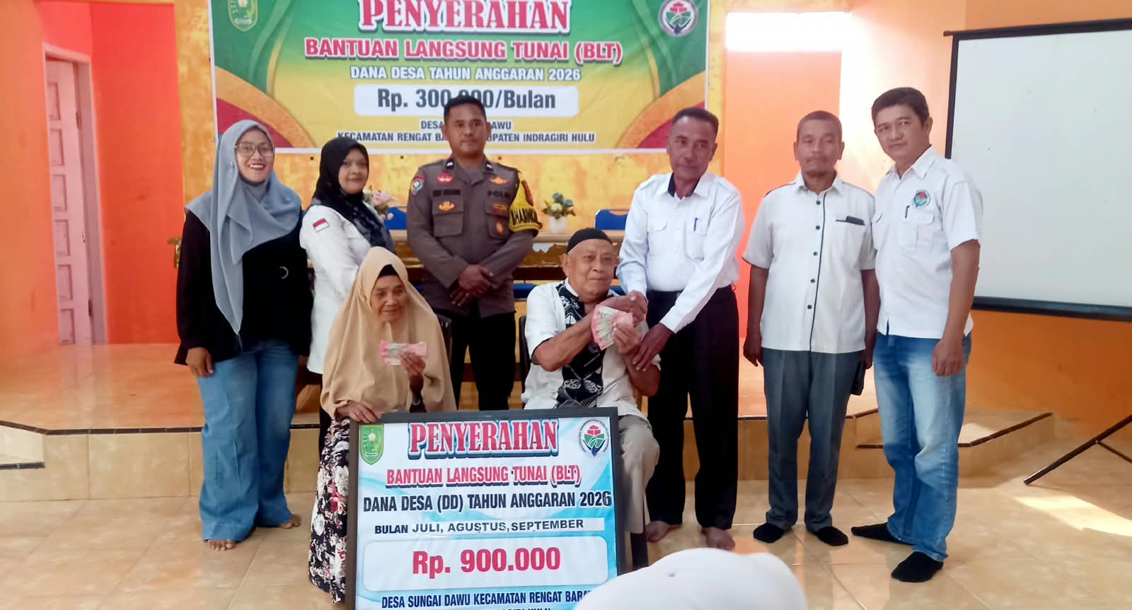 Dua Program Prioritas Menyetuh Langsung Dirasakan Warga, Kades Sungai Dawu Inhu Serahkan BLT dan Giat PKTD 