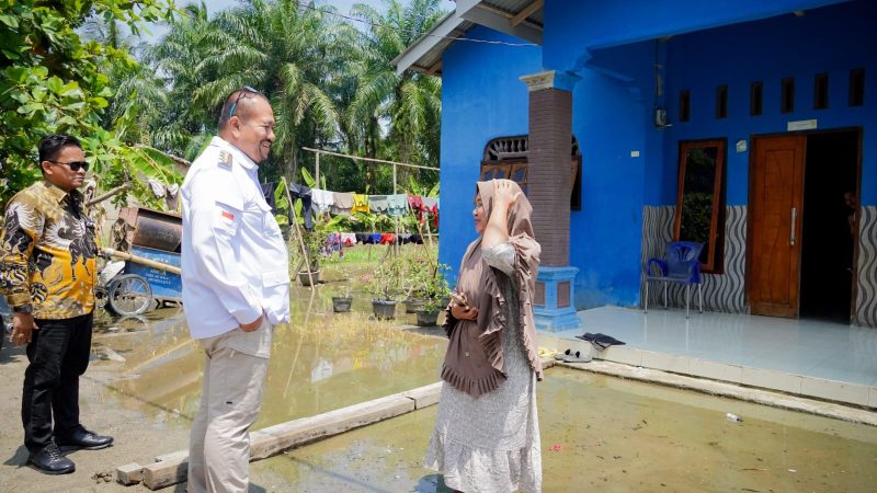 Bupati Baharuddin Siagian Tinjau Langsung Banjir di Gambus Laut
