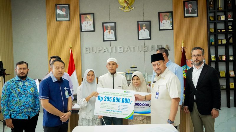 Bupati Baharuddin Siagian Serahkan Bantuan kepada Keluarga Korban Kebakaran PT EVYAP
