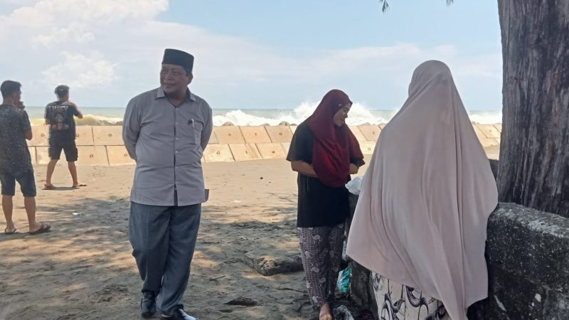 Camat Johan Pahlawan meninjau langsung banjir Rob yang melanda 2 Desa di Kecamatan Johan Pahlawan