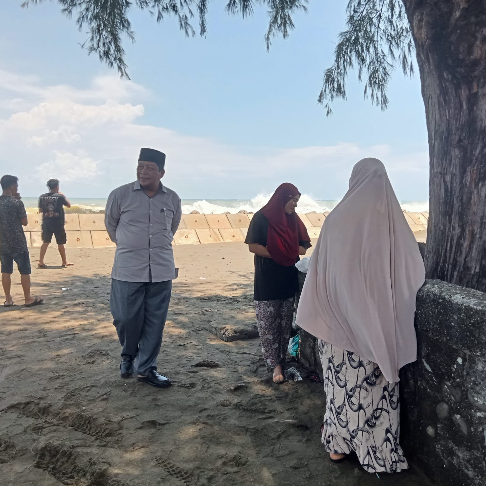 Camat Johan Pahlawan meninjau langsung banjir Rob yang melanda 2 Desa di Kecamatan Johan Pahlawan