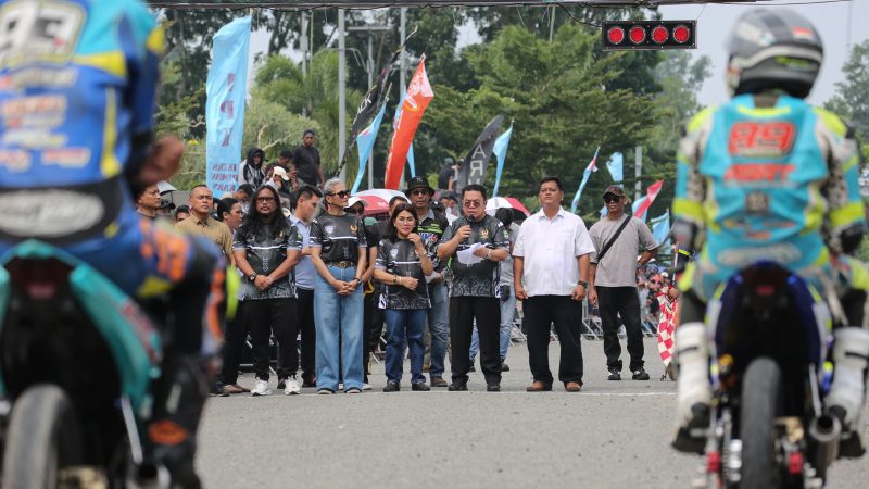 Wesly Silalahi Didampingi Ketua TP PKK Kota Pematangsiantar Secara Resmi Melepas Para Peserta Wali Kota Cup Siantar Road Race Tahun 2026