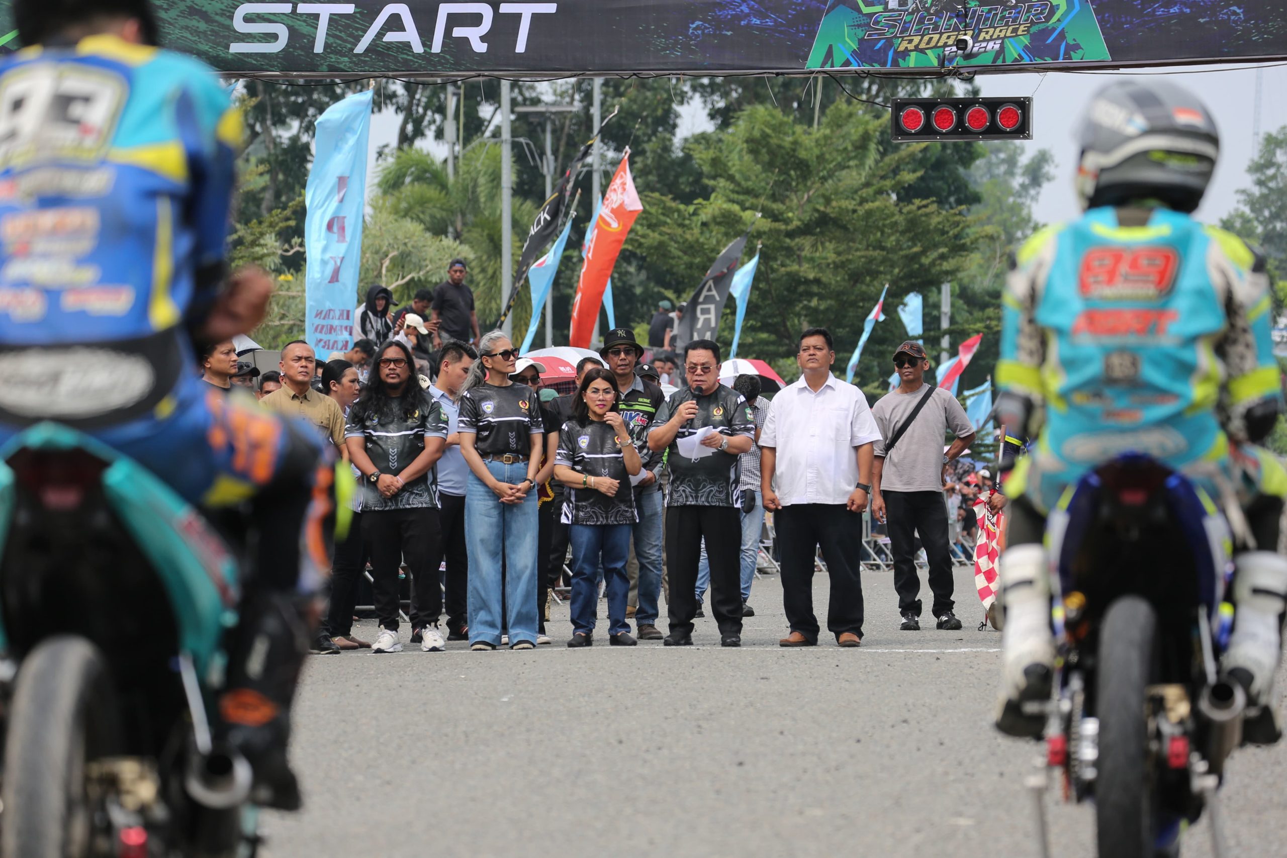 Wesly Silalahi Didampingi Ketua TP PKK Kota Pematangsiantar Secara Resmi Melepas Para Peserta Wali Kota Cup Siantar Road Race Tahun 2026