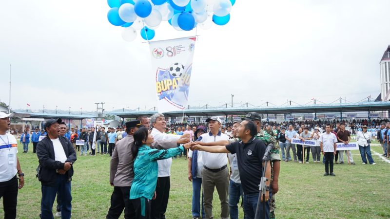 ‎Meriahkan Hari Jadi ke-81 Taput, Bupati JTP Hutabarat Resmi Buka Turnamen Sepak Bola Bupati Cup 2026 ‎