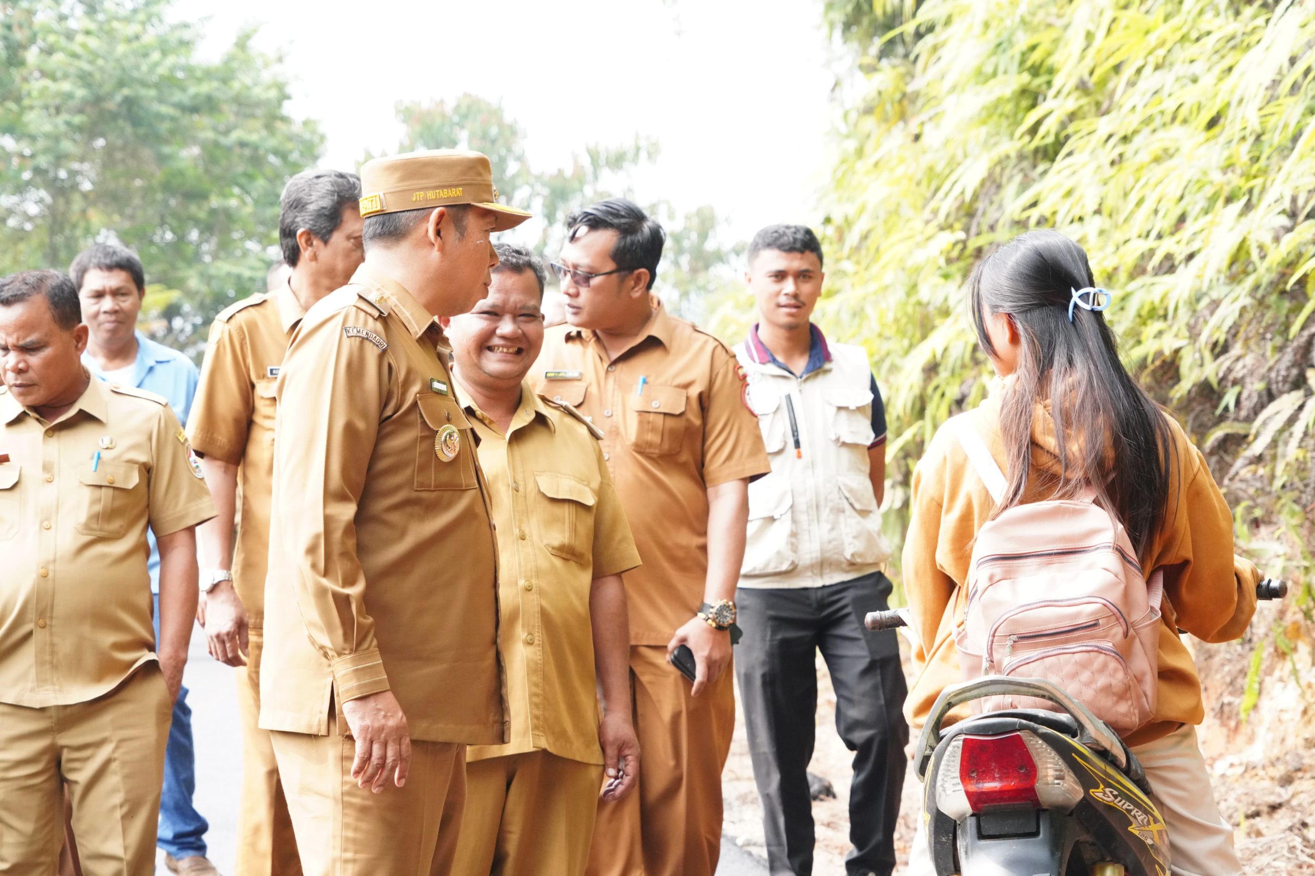 ‎Tingkatkan Aksesibilitas dan Ekonomi Warga, Bupati Taput Tinjau Pembangunan Jalan Hotmix 1,1 KM di Parmonangan