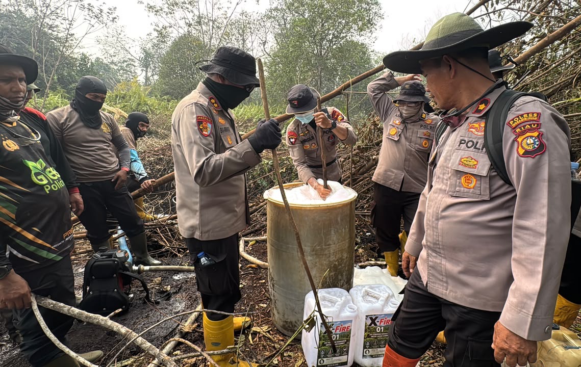 Kapolres Inhu dan Tim Gabungan Lakukan Praktek Gunakan Teknologi Cairàn X Fire di Lokasi Kebakaran