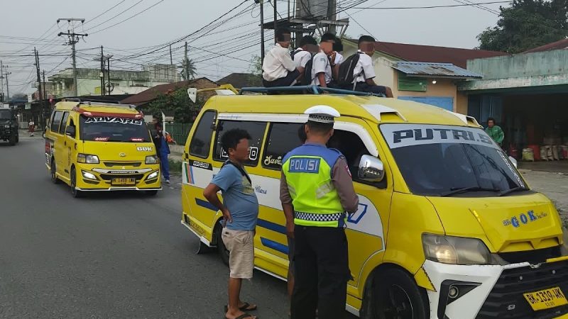 Sat Lantas Polres Pematangsiantar Edukasi Supir Angkutan Kota Agar Tidak Menaikkan Penumpang ke Atas Atap Kendaraan