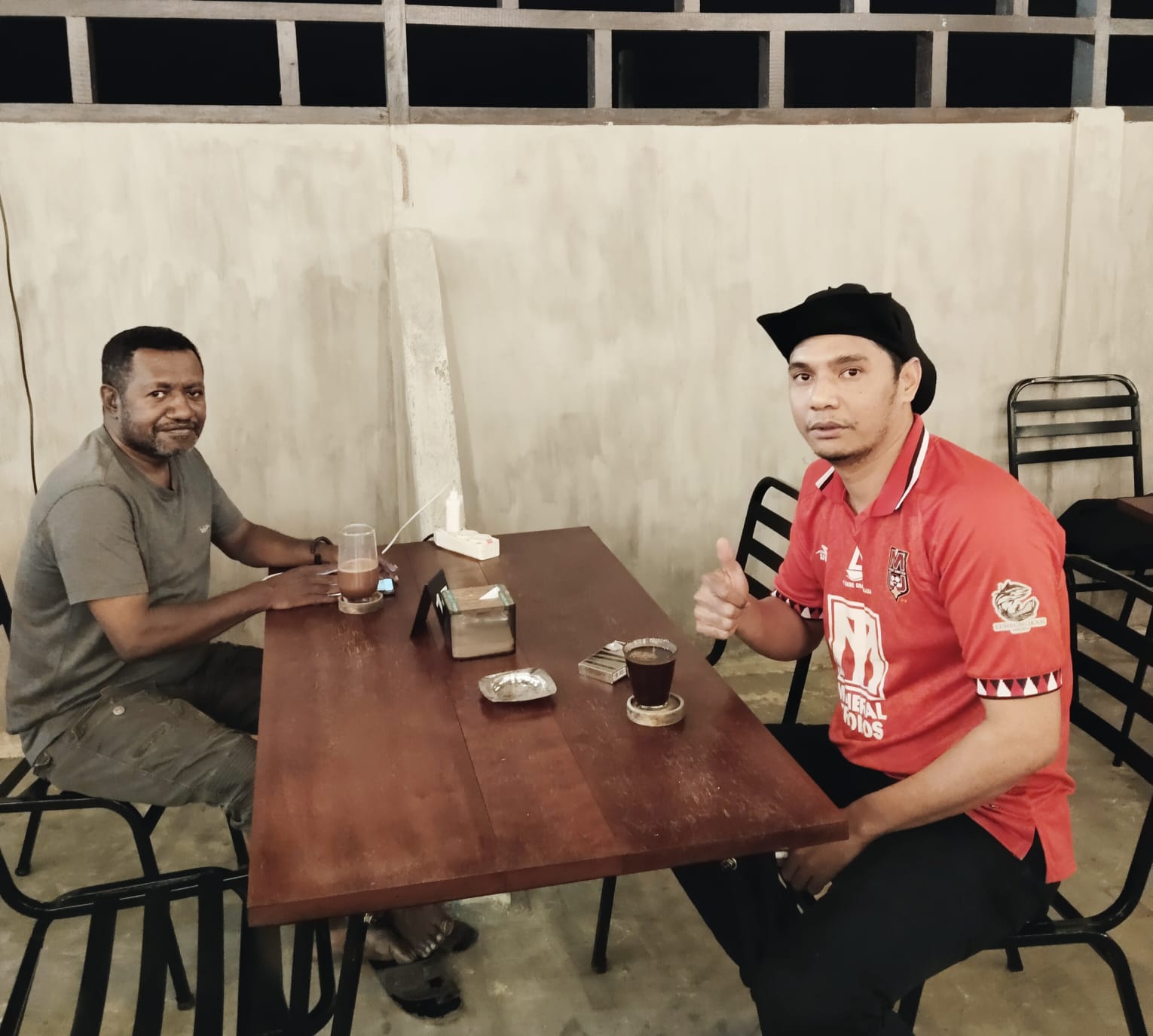 Dua Jurnalis Bintuni Ngopi Bareng di Indocoffe SP5 Jalur 3, Siap Kawal dan Sukseskan Visi SERASI Bupati Yohanis Manibuy