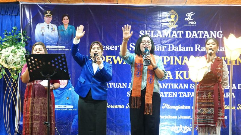 Ketua TP. PKK Taput Hadiri Seminar dan Pelantikan 15 Dewan Pimpinan Ranting Tiara Kusuma