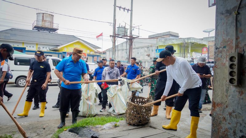Ciptakan Lingkungan Bersih dan Asri, Bupati Baharuddin Siagian Pimpin Gotong Royong di Tanjung Tiram