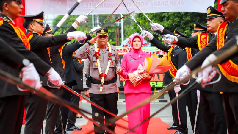 Wali Kota Bersama Ketua TP PKK Pematangsiantar Hadiri Farawell Parade dan Tradisi Pedang Pora Pergantian Kapolres Pematangsiantar