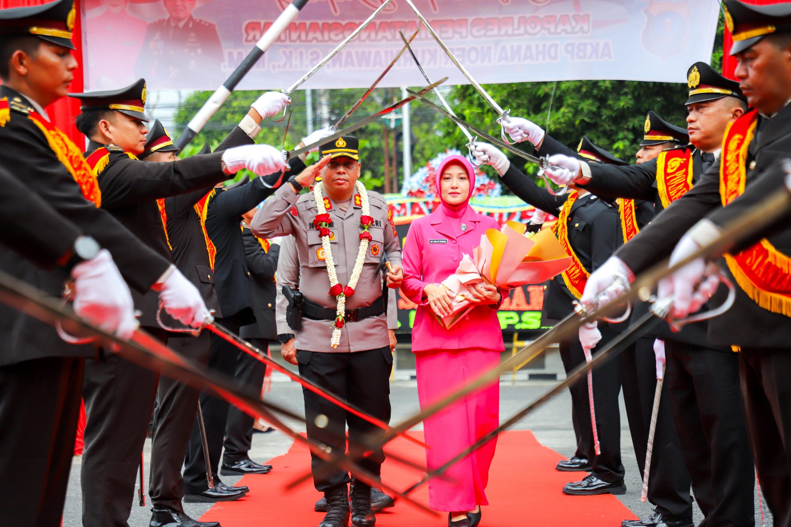 Wali Kota Bersama Ketua TP PKK Pematangsiantar Hadiri Farawell Parade dan Tradisi Pedang Pora Pergantian Kapolres Pematangsiantar