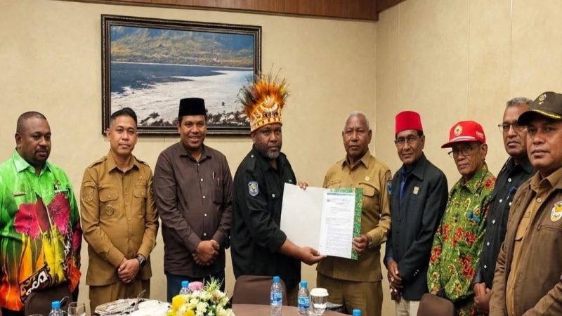 Didampingi Bupati Teluk Bintuni, LMA Sebyar Serahkan Aspirasi DBH Migas Tangguh Kepada Gubernur Papua Barat Secara Adat Bermartabat