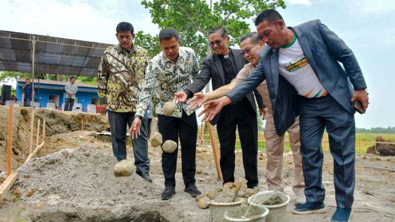 Bangun Rumah Dinas HKBP Sialang Buah, Wabup Adlin Dorong Semangat Gotong Royong dan Kerukunan
