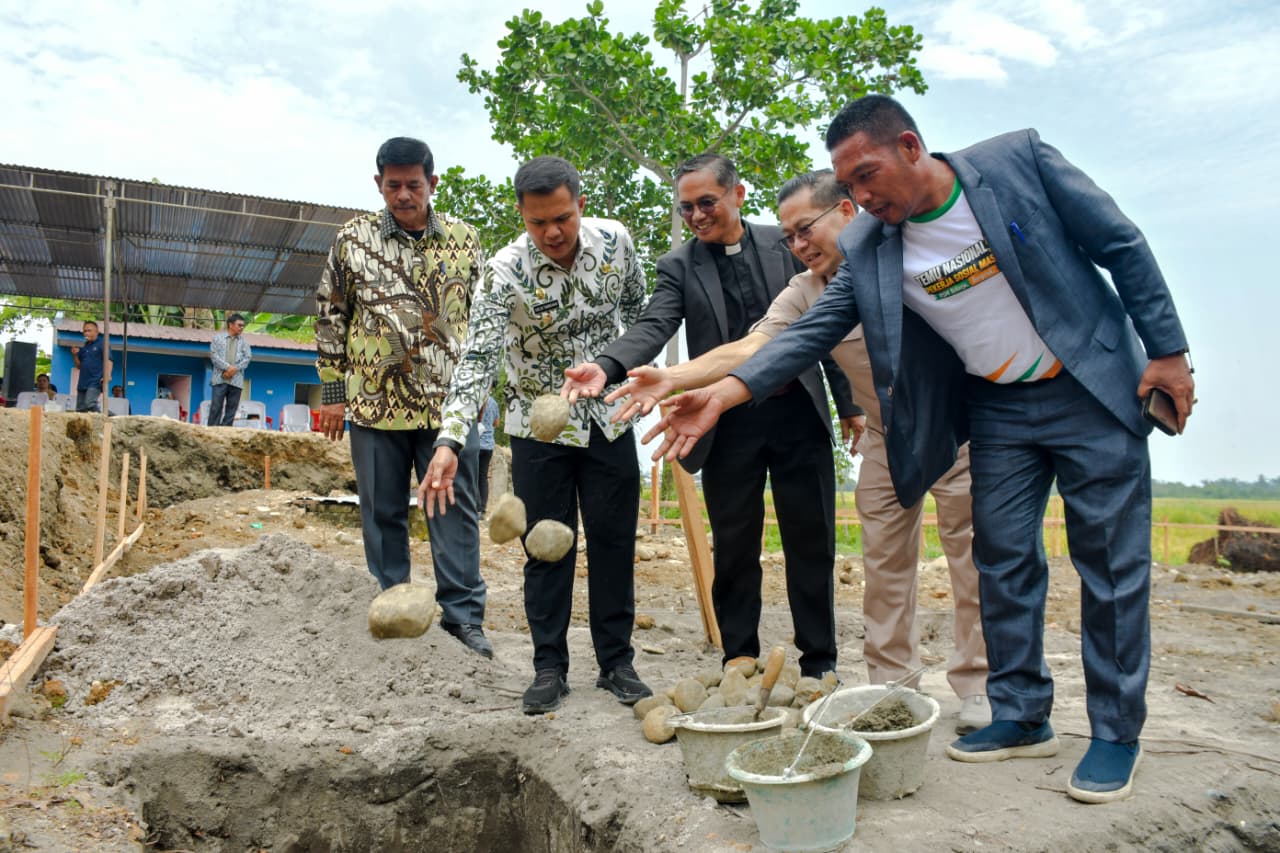 Bangun Rumah Dinas HKBP Sialang Buah, Wabup Adlin Dorong Semangat Gotong Royong dan Kerukunan