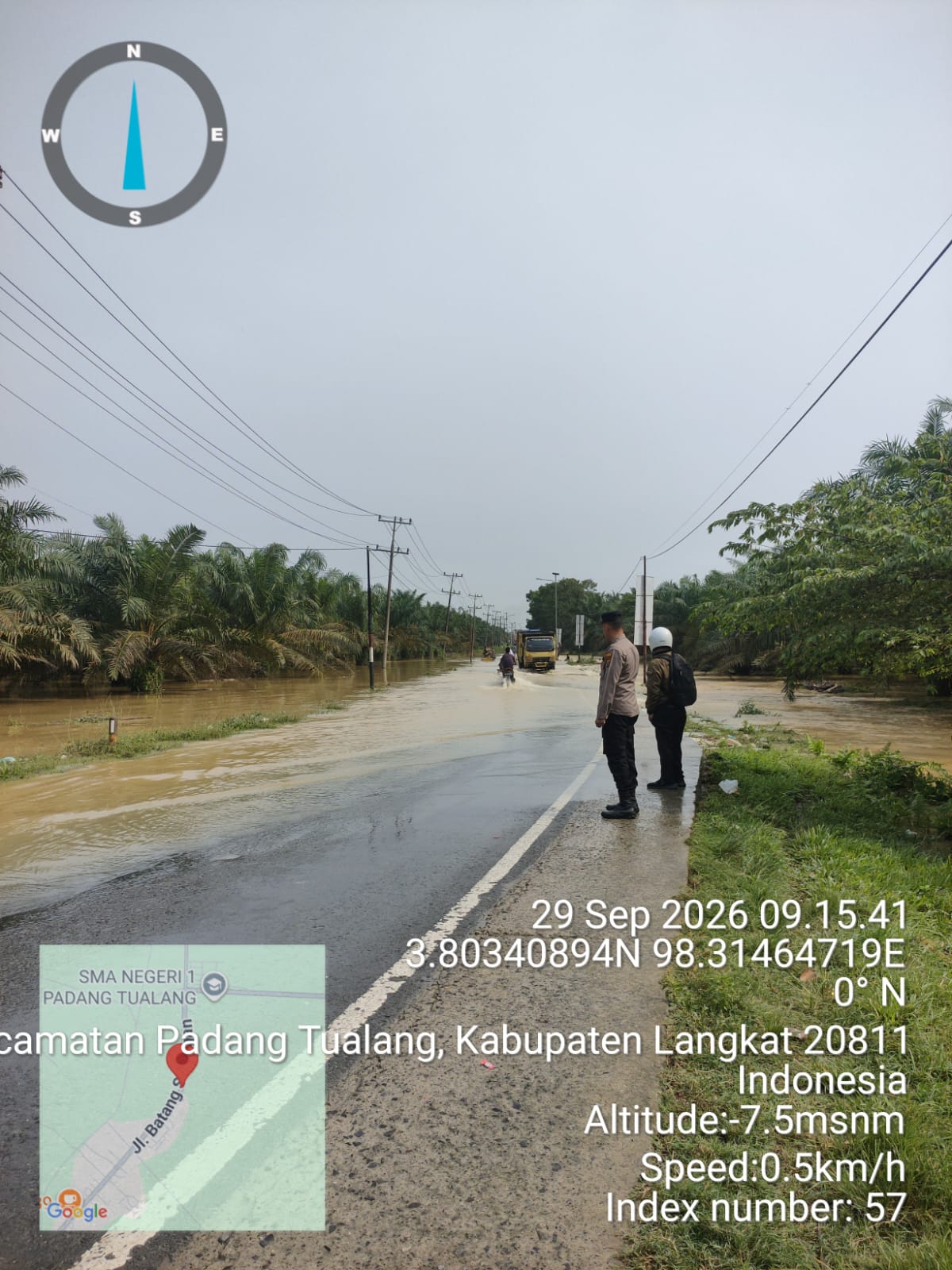 Sigap di Tengah Genangan Banjir : Polsek Padang Tualang Pastikan Jalan Sumorbor Tanjung Selamat Tetap Bisa Dilalui