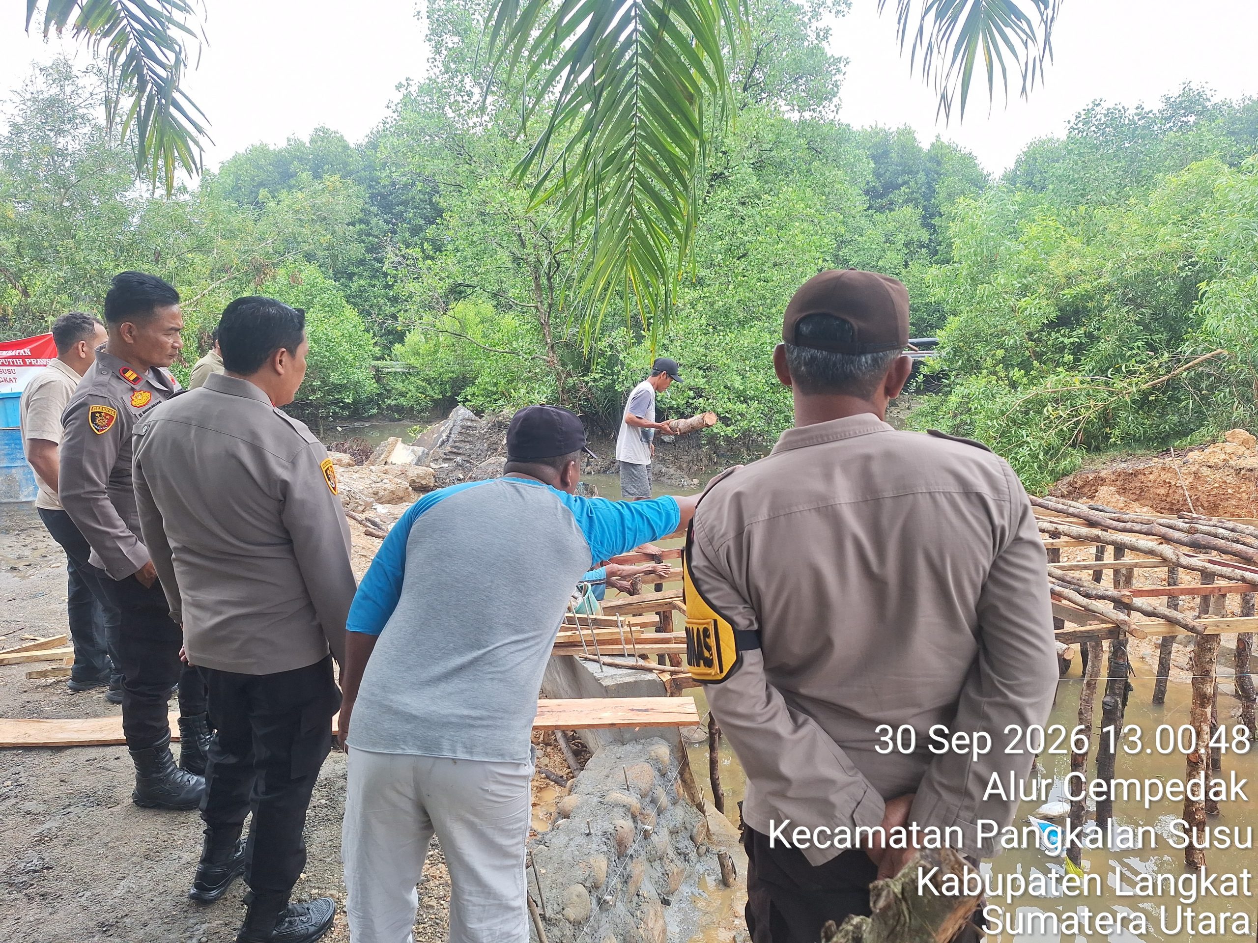 Jembatan Merah Putih Dibangun, Polsek Pangkalan Susu Turun Langsung: Pastikan Proses Berjalan Aman dan Tertib