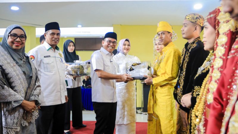 Hadiri Nikah Massal 23 Pasangan, Zakiyuddin Harahap Serahkan Buku Nikah dan Hadiah Uang Saku Bagi Pengantin