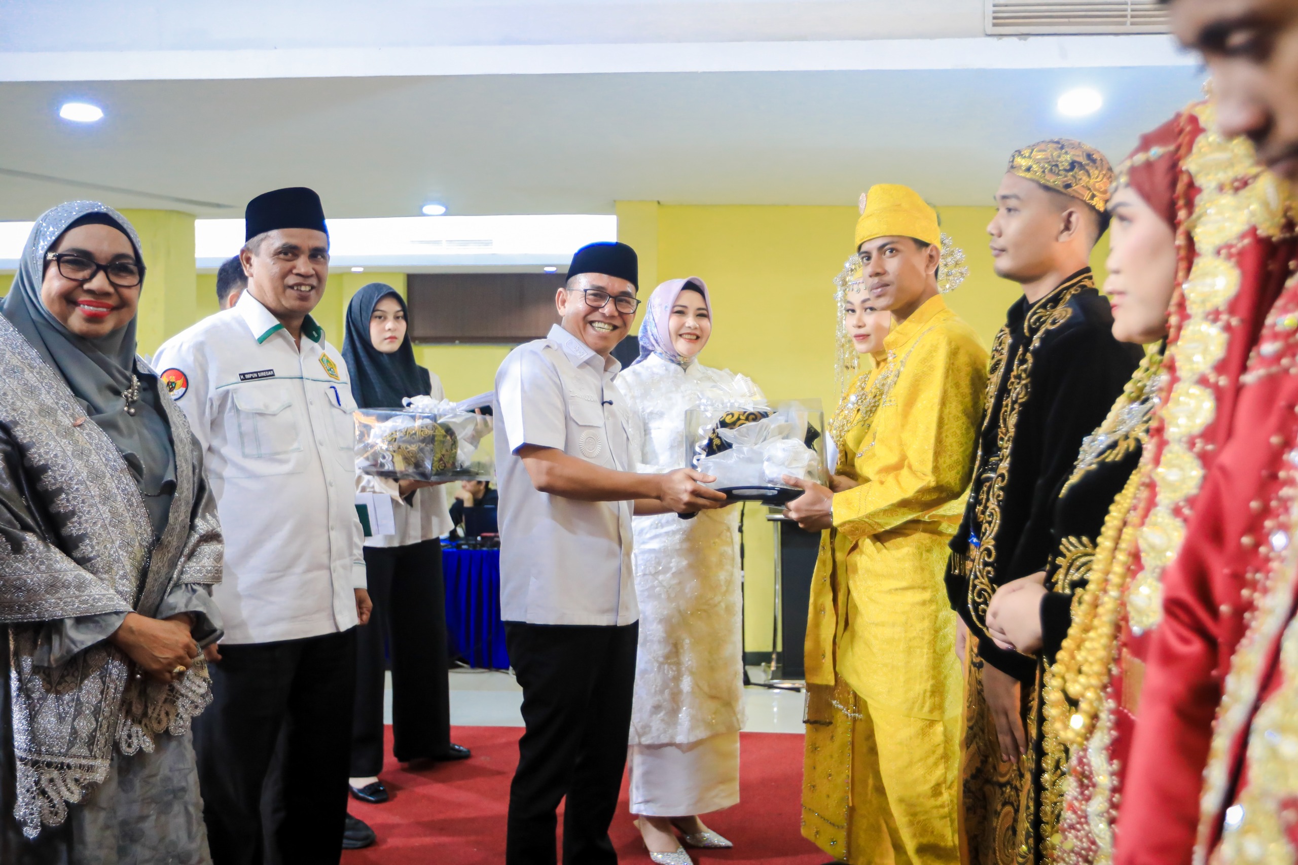 Hadiri Nikah Massal 23 Pasangan, Zakiyuddin Harahap Serahkan Buku Nikah dan Hadiah Uang Saku Bagi Pengantin