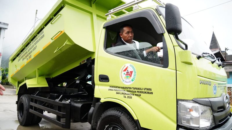 ‎Tingkatkan Kualitas Pelayanan Publik, Bupati Taput Resmikan Operasional Armada Truk Kebersihan Baru ‎