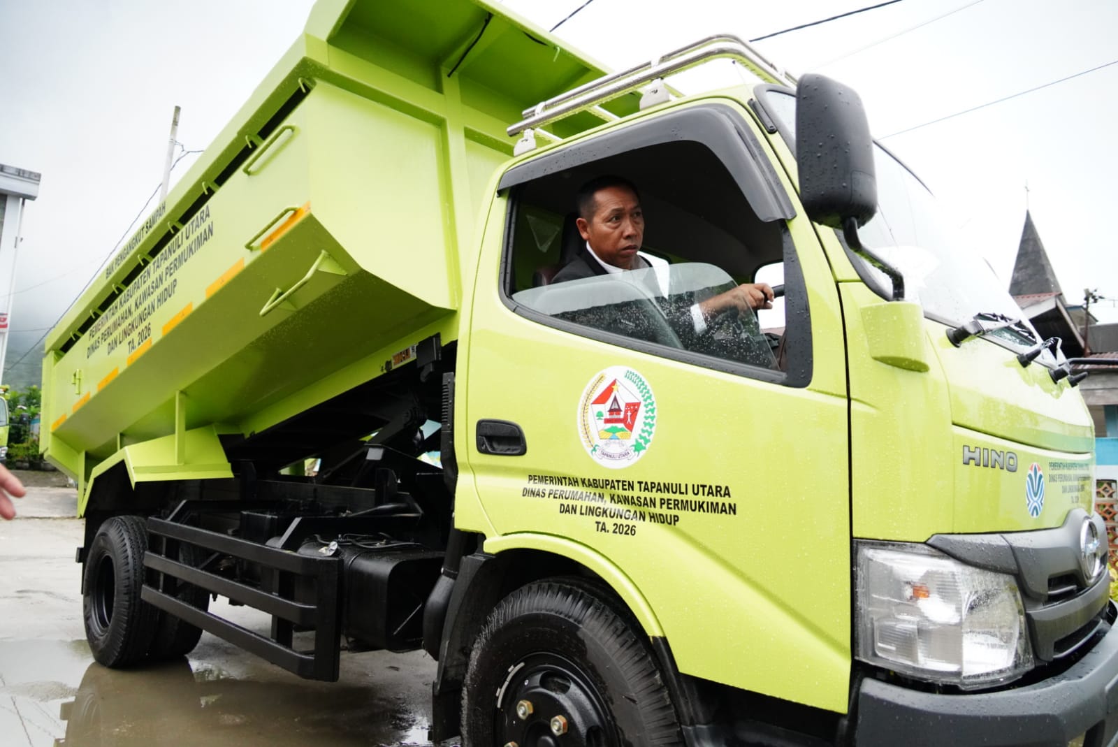 ‎Tingkatkan Kualitas Pelayanan Publik, Bupati Taput Resmikan Operasional Armada Truk Kebersihan Baru ‎