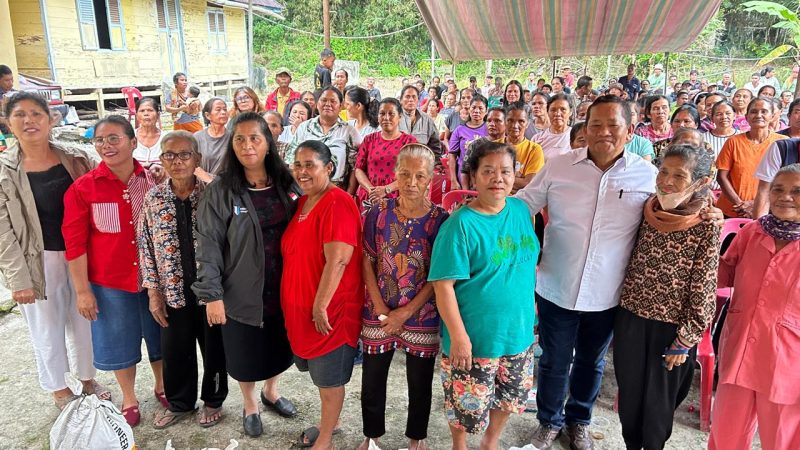 Rapidin Simbolon Serahkan Benih Jagung kepada 170 Kepala Keluarga Petani Urat Samosir