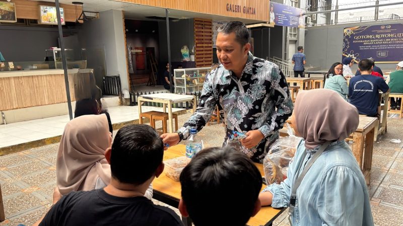 Hangatkan Momen Kunjungan Khusus Anak, Kalapas Cipinang Bagikan Makanan Ringan untuk Anak Pengunjung