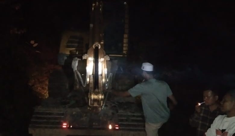 Puluhan Warga Hadang Beko Terduga PETI Masuk ke Lokasi di Tambangan Pasoman