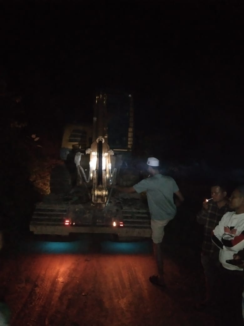 Puluhan Warga Hadang Beko Terduga PETI Masuk ke Lokasi di Tambangan Pasoman