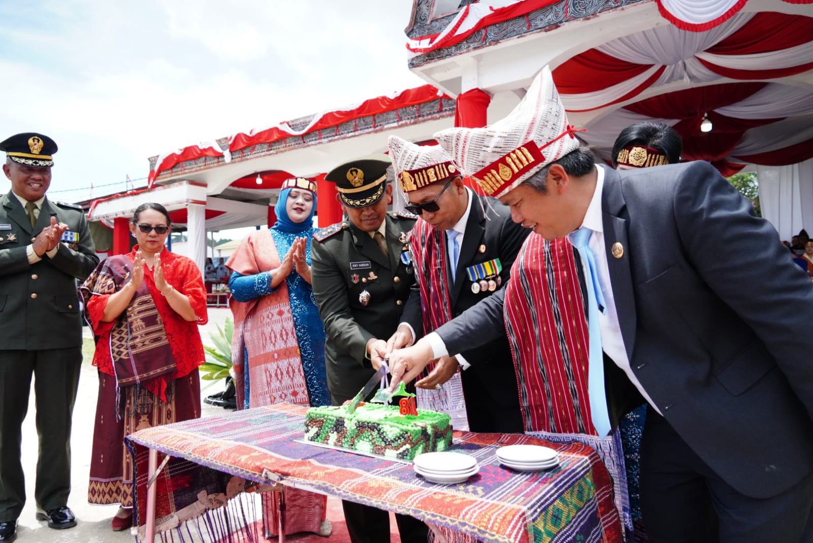 ‎Hari Jadi ke-81 Taput Semakin Meriah, Pemkab Serahkan Beragam Penghargaan dan Bantuan