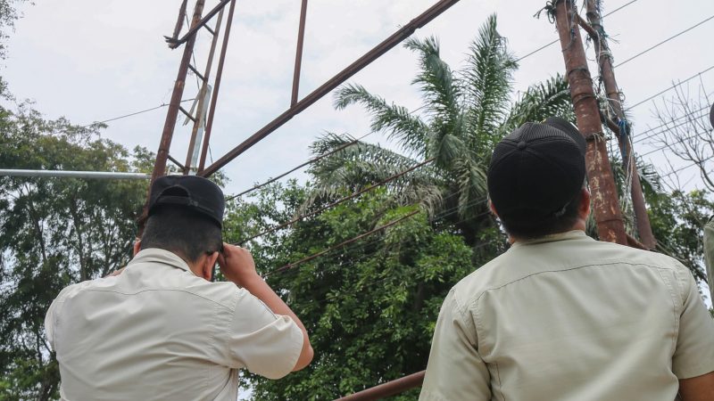 Satpol PP Pemko Pematangsiantar Bongkar Dua Papan Reklame Tak Berizin di Dua Lokasi Berbeda