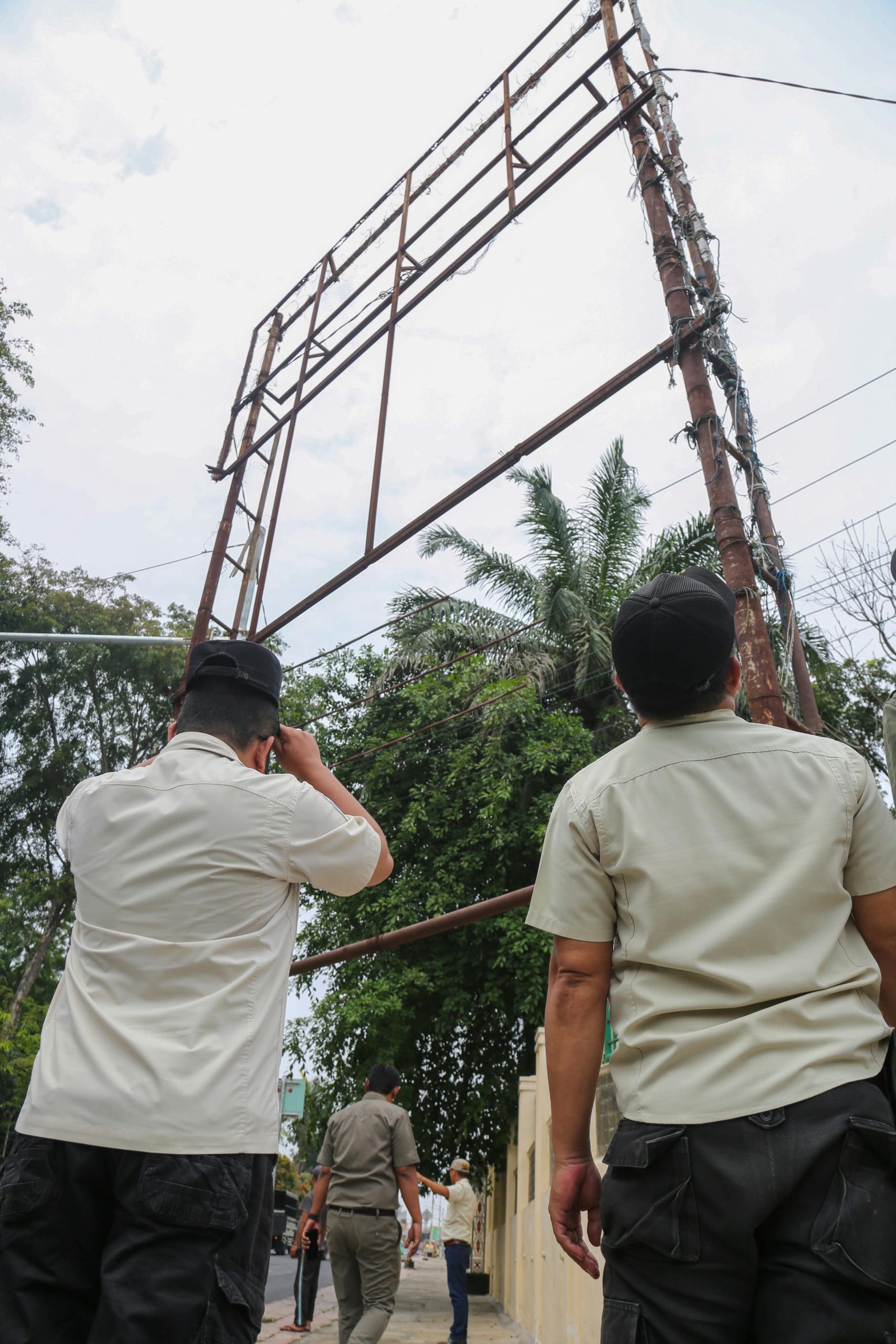 Satpol PP Pemko Pematangsiantar Bongkar Dua Papan Reklame Tak Berizin di Dua Lokasi Berbeda