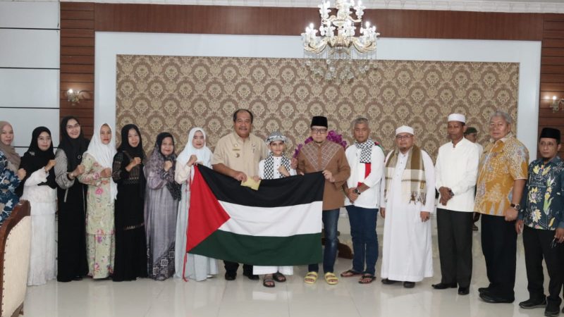 Bupati Asahan Sambut Safari Anak Gaza, Serahkan Bantuan Uang Tunai
