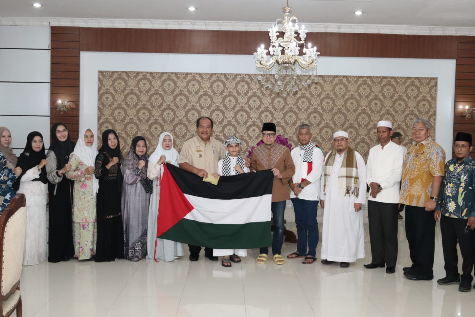 Bupati Asahan Sambut Safari Anak Gaza, Serahkan Bantuan Uang Tunai