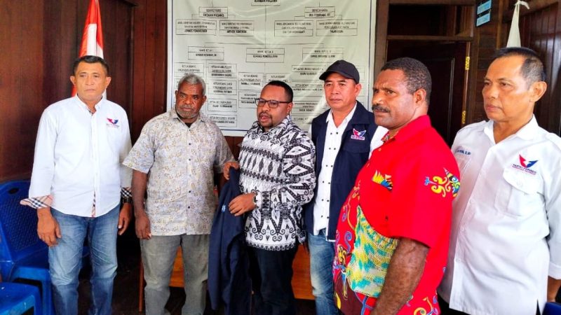 Perkuat Verifikasi DPC, Ketua Perindo Papua Barat Serahkan Baju Partai ke Mantan Ketua Edison Orocomna