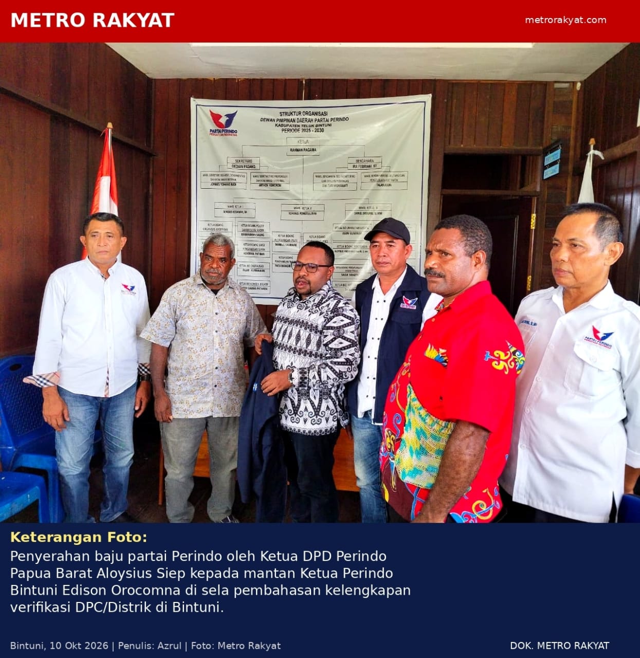 Perkuat Verifikasi DPC, Ketua Perindo Papua Barat Serahkan Baju Partai ke Mantan Ketua Edison Orocomna
