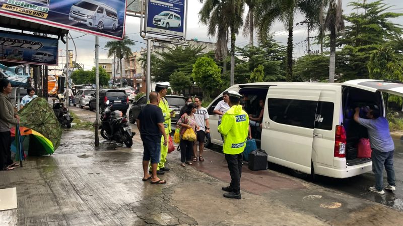 Sat Lantas Polres Pematangsiantar Edukasi Tertib Berlalu Lintas di Halte Travel Platinum dan Boby Paradep