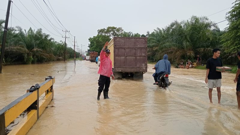Jalan Sumur Bor Tergenang Akibat Tanggul Pecah, Polsek Padang Tualang Bergerak Cepat Atur Lalu Lintas