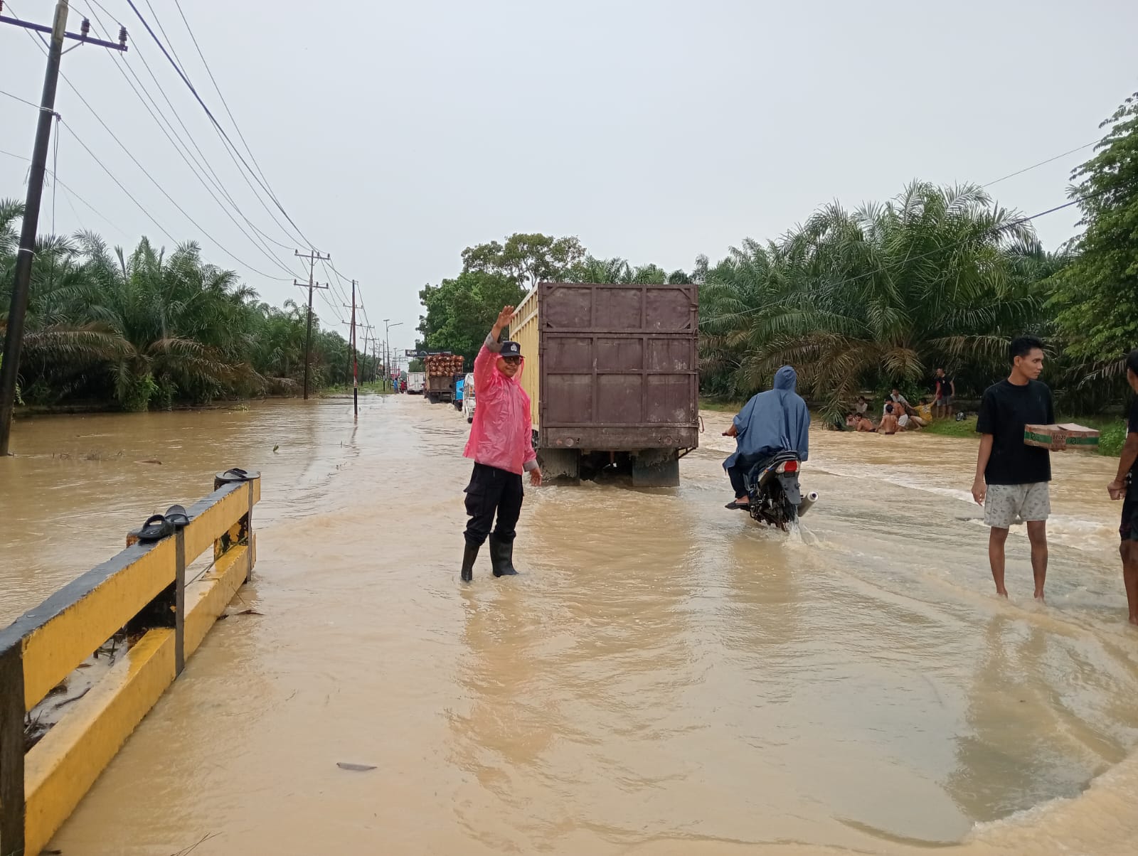 Jalan Sumur Bor Tergenang Akibat Tanggul Pecah, Polsek Padang Tualang Bergerak Cepat Atur Lalu Lintas
